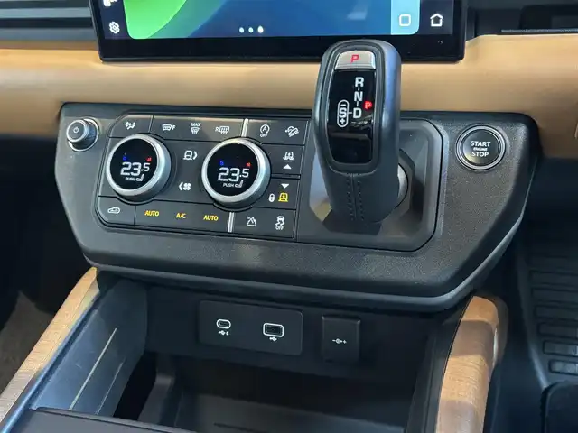 ランドローバー ランドローバー ディフェンダー 110X 宮城県 2022(令4)年 1.8万km 黒 コールドクライメントパック/ブラックエクステリアパック/パノラマガラスサンルーフ/ヘッドアップディスプレイ/MERIDIANサラウンドサウンドシステム/全方位カメラ/AppleCarPlay/ブラウン/ブラックレザーシート/シートベンチレーション/シートヒーター/3ゾーンエアコン/デジタルインナーミラー/マトリクスLEDヘッドライト /電動オートステップ/純正22インチブラックホイール/レッドブレーキキャリパー/エアサスペンション/アクティブクルーズコントロール/レーンキープアシスト/ブラインドスポットモニター/背面タイヤカバー