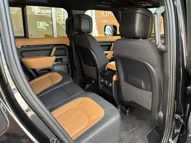 ランドローバー ランドローバー ディフェンダー 110X 宮城県 2022(令4)年 1.8万km 黒 コールドクライメントパック/ブラックエクステリアパック/パノラマガラスサンルーフ/ヘッドアップディスプレイ/MERIDIANサラウンドサウンドシステム/全方位カメラ/AppleCarPlay/ブラウン/ブラックレザーシート/シートベンチレーション/シートヒーター/3ゾーンエアコン/デジタルインナーミラー/マトリクスLEDヘッドライト /電動オートステップ/純正22インチブラックホイール/レッドブレーキキャリパー/エアサスペンション/アクティブクルーズコントロール/レーンキープアシスト/ブラインドスポットモニター/背面タイヤカバー