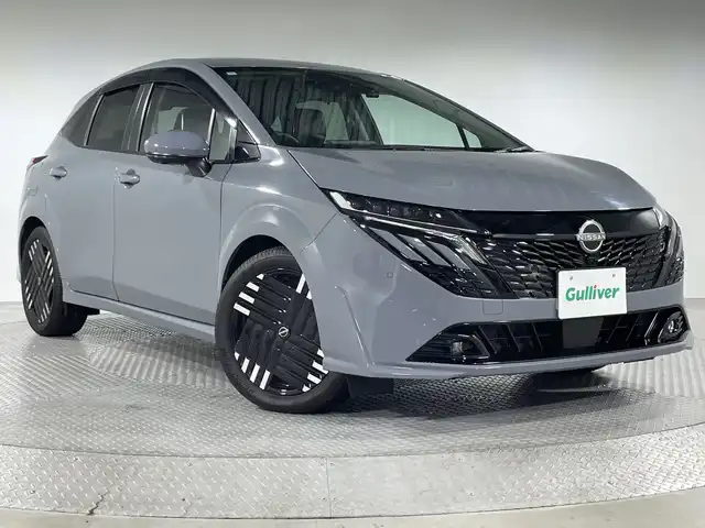 日産 オーラ G 神奈川県 2024(令6)年 3.1万km グレー 純正9インチナビ/Bluetooth&USB&HDMI&AppleCarPlay&フルセグTV/全方位モニター/インテリジェントルームミラー/純正ドライブレコーダー前後/ビルトインETC2.0/ワイヤレス充電器/BOSEパーソナルプラスプラスサウンドスピーカー/ハーフレザーシート/プロパイロット/インテリジェントエマージェンシーブレーキ/踏み間違い衝突防止アシスト/後側方車両検知警報/後側方衝突防止支援システム/車線逸脱警報/車線逸脱防止支援システム/前方衝突予測警報/後退時車両検知警報/ふらつき警報/標識検知機能/インテリジェントクルーズコントロール/アダプティブLEDヘッドライトシステム/LEDフォグライト/ウィンカーミラー/SOSボタン/インテリジェントキー/プッシュスタートボタン/電動サイドブレーキ/オートブレーキホールド/革巻きステアリング/ステアリングスイッチ/Autoライト/オートマチックハイビーム/タイプCコネクト
