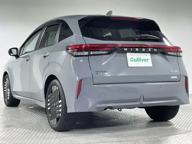 日産 オーラ G 神奈川県 2024(令6)年 3.1万km グレー 純正9インチナビ/Bluetooth&USB&HDMI&AppleCarPlay&フルセグTV/全方位モニター/インテリジェントルームミラー/純正ドライブレコーダー前後/ビルトインETC2.0/ワイヤレス充電器/BOSEパーソナルプラスプラスサウンドスピーカー/ハーフレザーシート/プロパイロット/インテリジェントエマージェンシーブレーキ/踏み間違い衝突防止アシスト/後側方車両検知警報/後側方衝突防止支援システム/車線逸脱警報/車線逸脱防止支援システム/前方衝突予測警報/後退時車両検知警報/ふらつき警報/標識検知機能/インテリジェントクルーズコントロール/アダプティブLEDヘッドライトシステム/LEDフォグライト/ウィンカーミラー/SOSボタン/インテリジェントキー/プッシュスタートボタン/電動サイドブレーキ/オートブレーキホールド/革巻きステアリング/ステアリングスイッチ/Autoライト/オートマチックハイビーム/タイプCコネクト