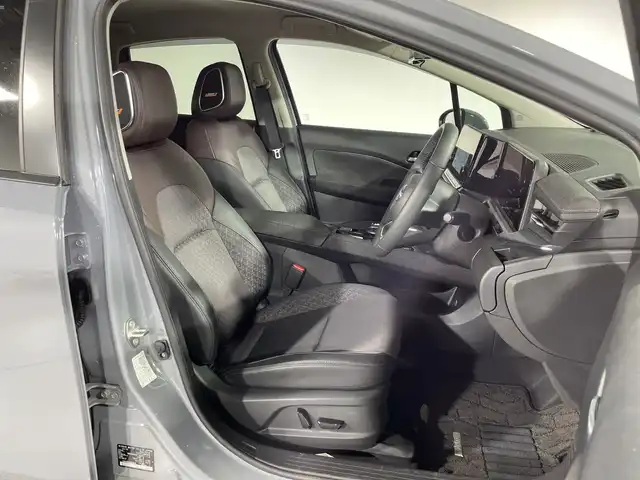 日産 オーラ G 神奈川県 2024(令6)年 3.1万km グレー 純正9インチナビ/Bluetooth&USB&HDMI&AppleCarPlay&フルセグTV/全方位モニター/インテリジェントルームミラー/純正ドライブレコーダー前後/ビルトインETC2.0/ワイヤレス充電器/BOSEパーソナルプラスプラスサウンドスピーカー/ハーフレザーシート/プロパイロット/インテリジェントエマージェンシーブレーキ/踏み間違い衝突防止アシスト/後側方車両検知警報/後側方衝突防止支援システム/車線逸脱警報/車線逸脱防止支援システム/前方衝突予測警報/後退時車両検知警報/ふらつき警報/標識検知機能/インテリジェントクルーズコントロール/アダプティブLEDヘッドライトシステム/LEDフォグライト/ウィンカーミラー/SOSボタン/インテリジェントキー/プッシュスタートボタン/電動サイドブレーキ/オートブレーキホールド/革巻きステアリング/ステアリングスイッチ/Autoライト/オートマチックハイビーム/タイプCコネクト