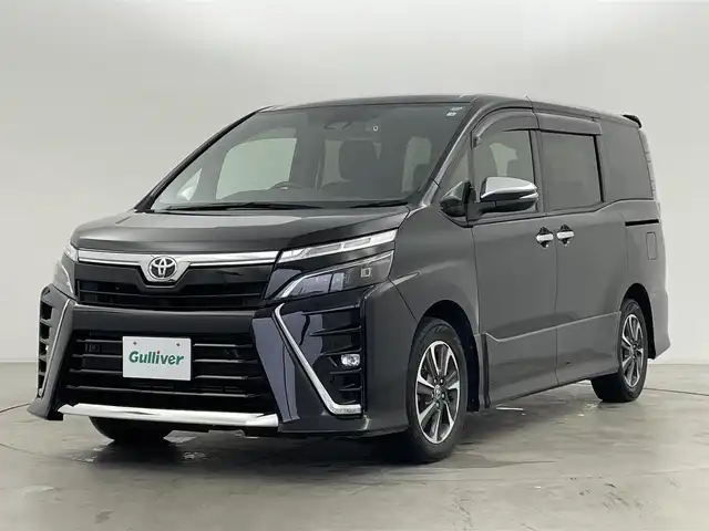 トヨタ ヴォクシー ZS 煌Ⅱ 群馬県 2020(令2)年 6.4万km ブラック 純正12.1インチフリップダウンモニター/純正10インチナビ/（AM/FM/CD/DVD/BT/フルセグTV）/バックカメラ/トヨタセーフティセンス /・プリクラッシュセーフティ/・レーンディパーチャーアラート/・オートマチックハイビーム/・パーキングサポートブレーキ/両側パワースライドドア/クルーズコントロール/ビルトインETC/社外前後ドライブレコーダー/プッシュスタート/スマートキー