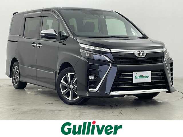 トヨタ ヴォクシー ZS 煌Ⅱ 群馬県 2020(令2)年 6.4万km ブラック 純正12.1インチフリップダウンモニター/純正10インチナビ/（AM/FM/CD/DVD/BT/フルセグTV）/バックカメラ/トヨタセーフティセンス /・プリクラッシュセーフティ/・レーンディパーチャーアラート/・オートマチックハイビーム/・パーキングサポートブレーキ/両側パワースライドドア/クルーズコントロール/ビルトインETC/社外前後ドライブレコーダー/プッシュスタート/スマートキー