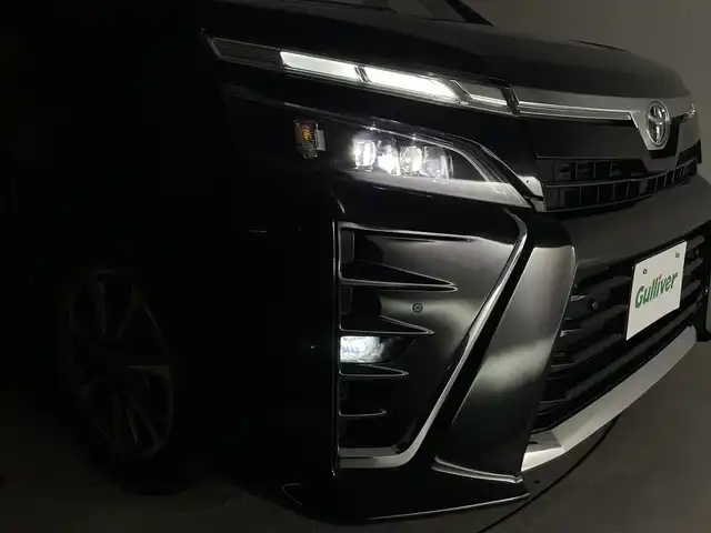 トヨタ ヴォクシー ZS 煌Ⅱ 群馬県 2020(令2)年 6.4万km ブラック 純正12.1インチフリップダウンモニター/純正10インチナビ/（AM/FM/CD/DVD/BT/フルセグTV）/バックカメラ/トヨタセーフティセンス /・プリクラッシュセーフティ/・レーンディパーチャーアラート/・オートマチックハイビーム/・パーキングサポートブレーキ/両側パワースライドドア/クルーズコントロール/ビルトインETC/社外前後ドライブレコーダー/プッシュスタート/スマートキー