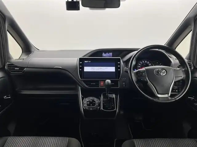 トヨタ ヴォクシー ZS 煌Ⅱ 群馬県 2020(令2)年 6.4万km ブラック 純正12.1インチフリップダウンモニター/純正10インチナビ/（AM/FM/CD/DVD/BT/フルセグTV）/バックカメラ/トヨタセーフティセンス /・プリクラッシュセーフティ/・レーンディパーチャーアラート/・オートマチックハイビーム/・パーキングサポートブレーキ/両側パワースライドドア/クルーズコントロール/ビルトインETC/社外前後ドライブレコーダー/プッシュスタート/スマートキー