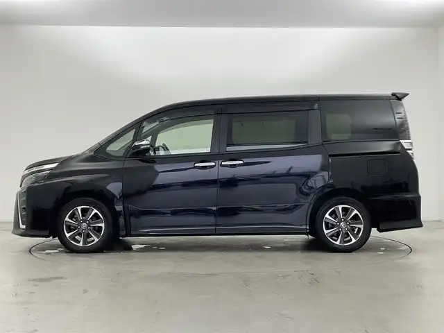 トヨタ ヴォクシー ZS 煌Ⅱ 群馬県 2020(令2)年 6.4万km ブラック 純正12.1インチフリップダウンモニター/純正10インチナビ/（AM/FM/CD/DVD/BT/フルセグTV）/バックカメラ/トヨタセーフティセンス /・プリクラッシュセーフティ/・レーンディパーチャーアラート/・オートマチックハイビーム/・パーキングサポートブレーキ/両側パワースライドドア/クルーズコントロール/ビルトインETC/社外前後ドライブレコーダー/プッシュスタート/スマートキー