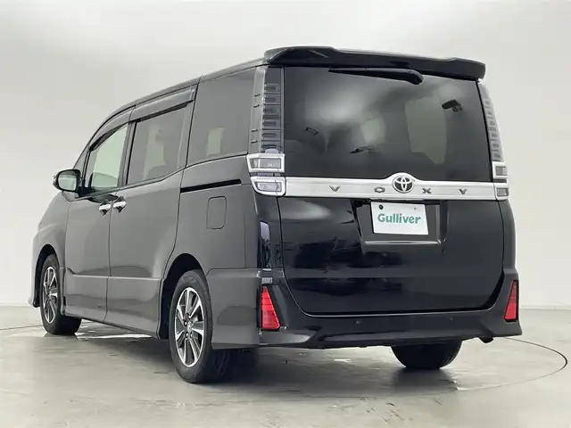 トヨタ ヴォクシー ZS 煌Ⅱ 群馬県 2020(令2)年 6.4万km ブラック 純正12.1インチフリップダウンモニター/純正10インチナビ/（AM/FM/CD/DVD/BT/フルセグTV）/バックカメラ/トヨタセーフティセンス /・プリクラッシュセーフティ/・レーンディパーチャーアラート/・オートマチックハイビーム/・パーキングサポートブレーキ/両側パワースライドドア/クルーズコントロール/ビルトインETC/社外前後ドライブレコーダー/プッシュスタート/スマートキー