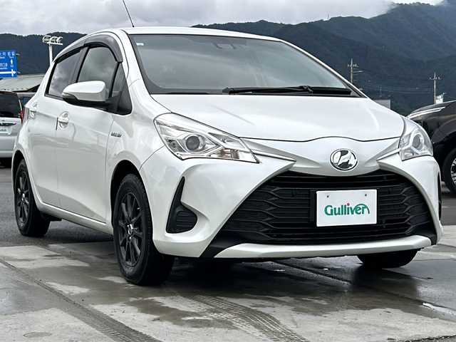 トヨタ ヴィッツ ハイブリッド U 山梨県 2017(平29)年 4.5万km ホワイトパールクリスタルシャイン 純正9インチSDナビ/【Bluetooth接続、CD・DVD、フルセグTV】/バックカメラ/衝突被害軽減システム/車線逸脱警報/クルーズコントロール/横滑り防止装置/ビルトインETC/ドライブレコーダー/アイドリングストップ/LEDヘッドライト/オートライト/オートハイビーム/社外14インチAW/シートヒーター/踏み間違い防止装置/プッシュスタート/スマートキー/フロアマット/スペアキー/取扱説明書/保証書