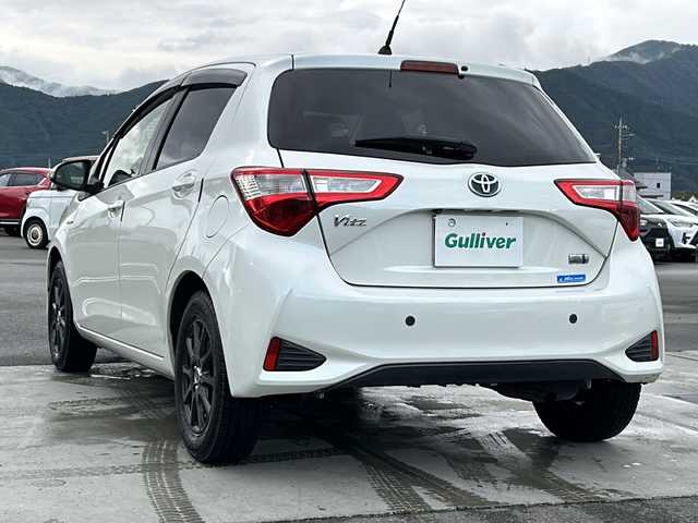 トヨタ ヴィッツ ハイブリッド U 山梨県 2017(平29)年 4.5万km ホワイトパールクリスタルシャイン 純正9インチSDナビ/【Bluetooth接続、CD・DVD、フルセグTV】/バックカメラ/衝突被害軽減システム/車線逸脱警報/クルーズコントロール/横滑り防止装置/ビルトインETC/ドライブレコーダー/アイドリングストップ/LEDヘッドライト/オートライト/オートハイビーム/社外14インチAW/シートヒーター/踏み間違い防止装置/プッシュスタート/スマートキー/フロアマット/スペアキー/取扱説明書/保証書