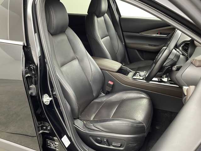 マツダ ＣＸ－３０ XD Lパッケージ 兵庫県 2020(令2)年 2.8万km ジェットブラックマイカ ・純正ナビ/CD/DVD/BT/TV/・i-ACTIVSENSE/・衝突軽減システム/・横滑り防止装置/・レーダークルーズコントロール/・アイドリングストップ/・ビルトインETC/・前後ドライブレコーダー/・前後コーナーセンサー/・アラウンドビューモニター/・パワーバックドア/・レザーシート/・パワーシート（運転席）/・メモリーシート（運転席）/・シートヒーター（運転席＋助手席）/・革巻きステアリング/・ステアリングリモコン/・ステアリングヒーター/・電動パーキングブレーキ/・オートホールド/・LEDオートライト/・オートマチックハイビーム/・電動リアゲート/・MTモード付AT/・純正フロアマット/・純正１８インチアルミホイール/・スマートキー/・プッシュスタート/・W＋サイドエアバッグ/・カーテンエアバッグ