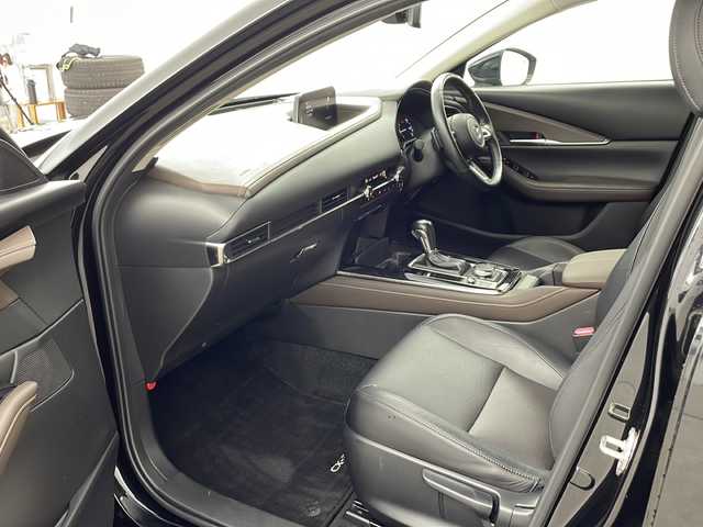 マツダ ＣＸ－３０ XD Lパッケージ 兵庫県 2020(令2)年 2.8万km ジェットブラックマイカ ・純正ナビ/CD/DVD/BT/TV/・i-ACTIVSENSE/・衝突軽減システム/・横滑り防止装置/・レーダークルーズコントロール/・アイドリングストップ/・ビルトインETC/・前後ドライブレコーダー/・前後コーナーセンサー/・アラウンドビューモニター/・パワーバックドア/・レザーシート/・パワーシート（運転席）/・メモリーシート（運転席）/・シートヒーター（運転席＋助手席）/・革巻きステアリング/・ステアリングリモコン/・ステアリングヒーター/・電動パーキングブレーキ/・オートホールド/・LEDオートライト/・オートマチックハイビーム/・電動リアゲート/・MTモード付AT/・純正フロアマット/・純正１８インチアルミホイール/・スマートキー/・プッシュスタート/・W＋サイドエアバッグ/・カーテンエアバッグ