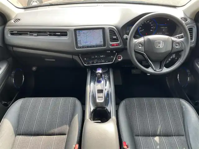 ホンダ ヴェゼル ハイブリッド Z 千葉県 2014(平26)年 10.4万km クリスタルブラックパール (株)IDOMが運営する【じしゃロン八千代店】の自社ローン対象車両になります。こちらは現金またはオートローンご利用時の価格です。自社ローンご希望の方は別途その旨お申付け下さい/純正ナビ（CD・DVD・BT接続可）/フルセグテレビ/ETC/バックカメラ/シートヒーター（D席・N席）/LEDヘッドライト/純正フロアマット
