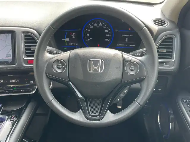 ホンダ ヴェゼル ハイブリッド Z 千葉県 2014(平26)年 10.4万km クリスタルブラックパール (株)IDOMが運営する【じしゃロン八千代店】の自社ローン対象車両になります。こちらは現金またはオートローンご利用時の価格です。自社ローンご希望の方は別途その旨お申付け下さい/純正ナビ（CD・DVD・BT接続可）/フルセグテレビ/ETC/バックカメラ/シートヒーター（D席・N席）/LEDヘッドライト/純正フロアマット