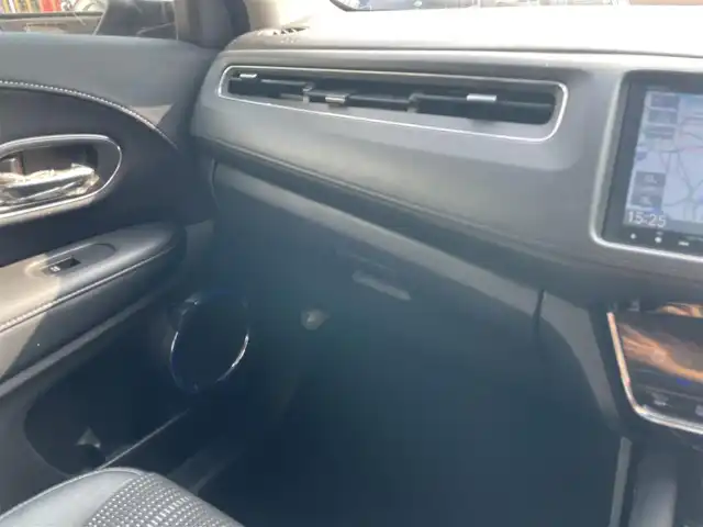 ホンダ ヴェゼル ハイブリッド Z 千葉県 2014(平26)年 10.4万km クリスタルブラックパール (株)IDOMが運営する【じしゃロン八千代店】の自社ローン対象車両になります。こちらは現金またはオートローンご利用時の価格です。自社ローンご希望の方は別途その旨お申付け下さい/純正ナビ（CD・DVD・BT接続可）/フルセグテレビ/ETC/バックカメラ/シートヒーター（D席・N席）/LEDヘッドライト/純正フロアマット