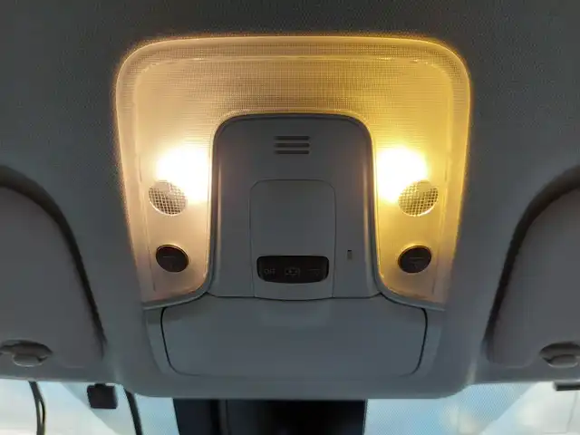 トヨタ プリウス Sセーフティプラス 東京都 2017(平29)年 4.2万km シルバーM Toyota Safety Sense P/・プリクラッシュセーフティシステム/・レーンディパーチャーアラート/・アダプティブハイビームシステム/・レーダークルーズコントロール/・コーナーセンサー/ヘッドアップディスプレイ/インテリジェントパーキングアシスト/プッシュスタート/純正ナビ/フルセグTV/バックカメラ/ETC2.0/ドライブレコーダー/LEDヘッドライト/ドアバイザー/15インチ純正アルミホイール/スマートキー