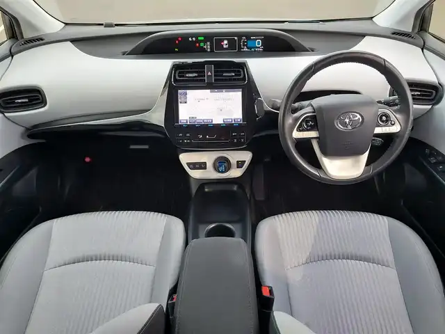 トヨタ プリウス Sセーフティプラス 東京都 2017(平29)年 4.2万km シルバーM Toyota Safety Sense P/・プリクラッシュセーフティシステム/・レーンディパーチャーアラート/・アダプティブハイビームシステム/・レーダークルーズコントロール/・コーナーセンサー/ヘッドアップディスプレイ/インテリジェントパーキングアシスト/プッシュスタート/純正ナビ/フルセグTV/バックカメラ/ETC2.0/ドライブレコーダー/LEDヘッドライト/ドアバイザー/15インチ純正アルミホイール/スマートキー