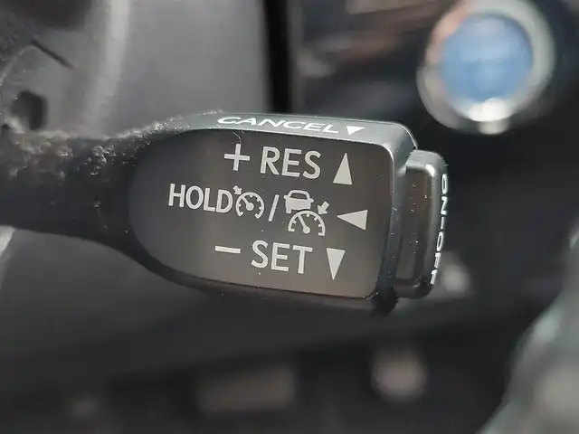 トヨタ プリウス Sセーフティプラス 東京都 2017(平29)年 4.2万km シルバーM Toyota Safety Sense P/・プリクラッシュセーフティシステム/・レーンディパーチャーアラート/・アダプティブハイビームシステム/・レーダークルーズコントロール/・コーナーセンサー/ヘッドアップディスプレイ/インテリジェントパーキングアシスト/プッシュスタート/純正ナビ/フルセグTV/バックカメラ/ETC2.0/ドライブレコーダー/LEDヘッドライト/ドアバイザー/15インチ純正アルミホイール/スマートキー