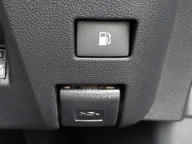 トヨタ プリウス Sセーフティプラス 東京都 2017(平29)年 4.2万km シルバーM Toyota Safety Sense P/・プリクラッシュセーフティシステム/・レーンディパーチャーアラート/・アダプティブハイビームシステム/・レーダークルーズコントロール/・コーナーセンサー/ヘッドアップディスプレイ/インテリジェントパーキングアシスト/プッシュスタート/純正ナビ/フルセグTV/バックカメラ/ETC2.0/ドライブレコーダー/LEDヘッドライト/ドアバイザー/15インチ純正アルミホイール/スマートキー