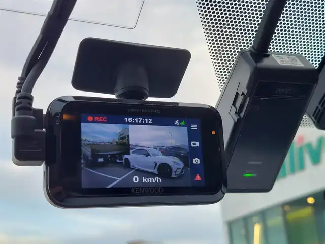 トヨタ プリウス Sセーフティプラス 東京都 2017(平29)年 4.2万km シルバーM Toyota Safety Sense P/・プリクラッシュセーフティシステム/・レーンディパーチャーアラート/・アダプティブハイビームシステム/・レーダークルーズコントロール/・コーナーセンサー/ヘッドアップディスプレイ/インテリジェントパーキングアシスト/プッシュスタート/純正ナビ/フルセグTV/バックカメラ/ETC2.0/ドライブレコーダー/LEDヘッドライト/ドアバイザー/15インチ純正アルミホイール/スマートキー