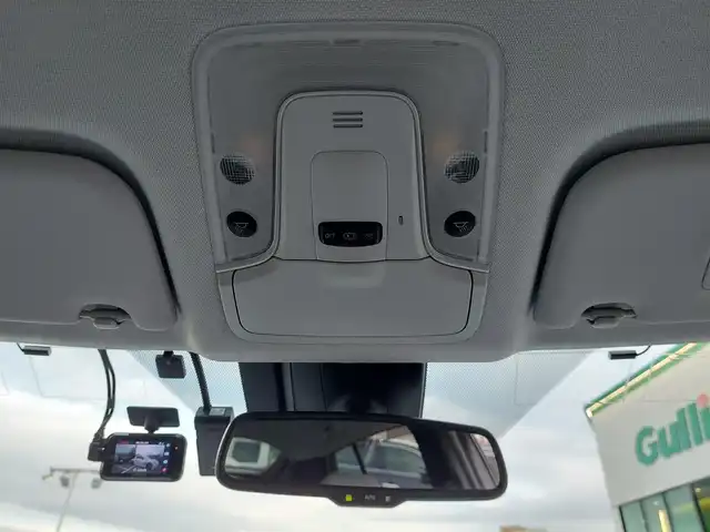 トヨタ プリウス Sセーフティプラス 東京都 2017(平29)年 4.2万km シルバーM Toyota Safety Sense P/・プリクラッシュセーフティシステム/・レーンディパーチャーアラート/・アダプティブハイビームシステム/・レーダークルーズコントロール/・コーナーセンサー/ヘッドアップディスプレイ/インテリジェントパーキングアシスト/プッシュスタート/純正ナビ/フルセグTV/バックカメラ/ETC2.0/ドライブレコーダー/LEDヘッドライト/ドアバイザー/15インチ純正アルミホイール/スマートキー