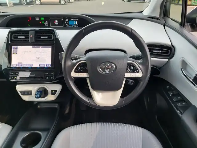 トヨタ プリウス Sセーフティプラス 東京都 2017(平29)年 4.2万km シルバーM Toyota Safety Sense P/・プリクラッシュセーフティシステム/・レーンディパーチャーアラート/・アダプティブハイビームシステム/・レーダークルーズコントロール/・コーナーセンサー/ヘッドアップディスプレイ/インテリジェントパーキングアシスト/プッシュスタート/純正ナビ/フルセグTV/バックカメラ/ETC2.0/ドライブレコーダー/LEDヘッドライト/ドアバイザー/15インチ純正アルミホイール/スマートキー