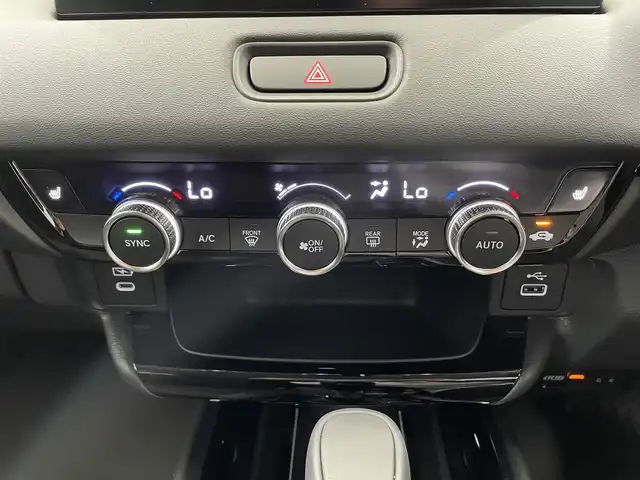 ホンダ ヴェゼル ハイブリッド e:HEV Z 鹿児島県 2025(令7)年 0.1千km クリスタルブラックパール Honda CONNECTディスプレー/ホンダセンシング/ワイヤレス充電器/バックカメラ/ブラインドスポットモニター/アダプティブドライビングビーム/後退出庫サポート/ブレーキホールド/横滑り防止装置/前後コーナーセンサー/パワーテールゲート/チップアップシート/運転席・助手席シートヒーター/本革巻きステアリング/ETC/禁煙車
