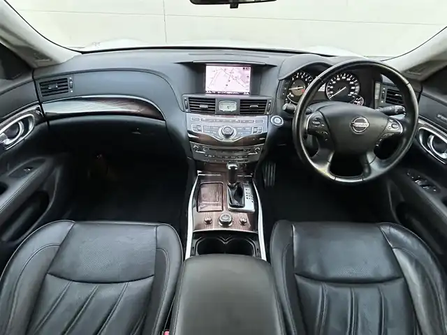 日産 シーマ 茨城県 2012(平24)年 8.6万km クリスタルホワイトパール 純正HDDナビ/フルセグ/バックカメラ/サイドカメラ/CD/DVD/純正18インチアルミホイール/黒革シート/前席シートヒーター/前席エアシート/前席パワーシート/クルーズコントロール/パワーバックドア/ビルトインETC/シガーライター/プッシュスタート/スマートキー