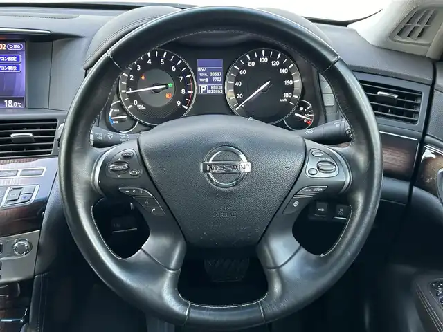 日産 シーマ 茨城県 2012(平24)年 8.6万km クリスタルホワイトパール 純正HDDナビ/フルセグ/バックカメラ/サイドカメラ/CD/DVD/純正18インチアルミホイール/黒革シート/前席シートヒーター/前席エアシート/前席パワーシート/クルーズコントロール/パワーバックドア/ビルトインETC/シガーライター/プッシュスタート/スマートキー