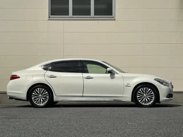 日産 シーマ 茨城県 2012(平24)年 8.6万km クリスタルホワイトパール 純正HDDナビ/フルセグ/バックカメラ/サイドカメラ/CD/DVD/純正18インチアルミホイール/黒革シート/前席シートヒーター/前席エアシート/前席パワーシート/クルーズコントロール/パワーバックドア/ビルトインETC/シガーライター/プッシュスタート/スマートキー