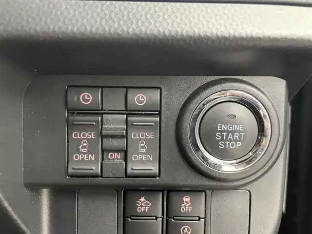 トヨタ ルーミー カスタムG 富山県 2023(令5)年 1.4万km ブラックマイカメタリック 純正9型ディスプレイオーディオ/（AM/FM/BT/USB/フルセグ）/バックカメラ/両側パワースライドドア/衝突被害軽減システム/レーダークルーズコントロール/レーンキープアシスト/コーナーセンサー/横滑り防止装置/アイドリングストップ/オートLEDライト/純正アルミホイール/純正フロアマット/オートホールド付電子パーキング/革巻きステアリング/ステアリングスイッチ/スマートキー/スペアキー