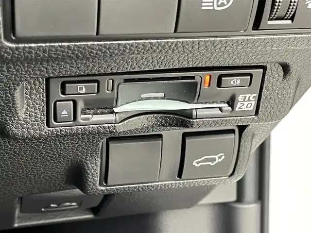 トヨタ カローラ クロス ハイブリッド Z 群馬県 2025(令7)年 0.1千km プラチナホワイトパールマイカ 登録済未使用車　純正１０．５型ディスプレイオーディオ　バックカメラ　パモラマルーフ　衝突軽減システム　アダプティブクルーズコントロール　レーンアシスト　パワバックドア　ビルトインＥＴＣ２．０　禁煙車