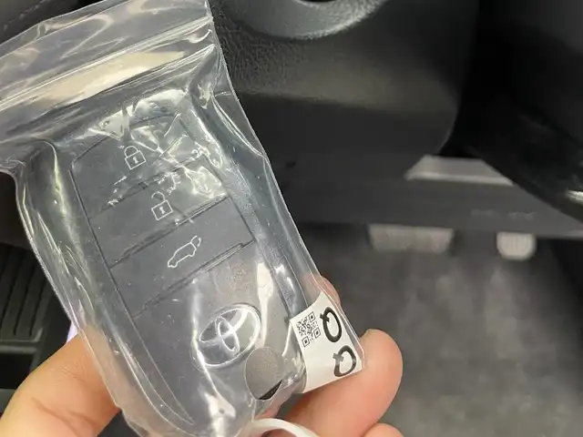 トヨタ カローラ クロス ハイブリッド Z 群馬県 2025(令7)年 0.1千km プラチナホワイトパールマイカ 登録済未使用車　純正１０．５型ディスプレイオーディオ　バックカメラ　パモラマルーフ　衝突軽減システム　アダプティブクルーズコントロール　レーンアシスト　パワバックドア　ビルトインＥＴＣ２．０　禁煙車