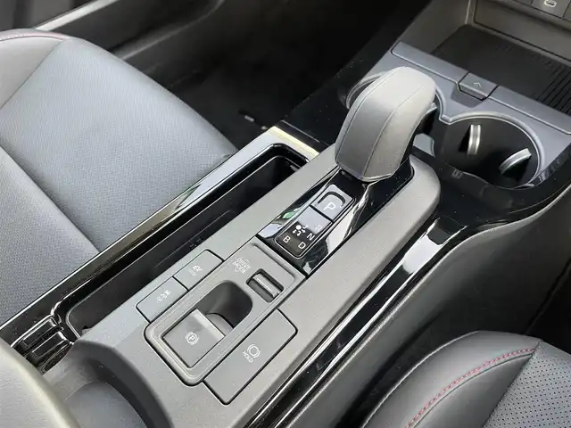 トヨタ プリウス Z 愛知県 2024(令6)年 0.6万km アティチュードブラックマイカ ・純正ディスプレイオーディオ（ナビ付き）/・全方位カメラ/・フルセグTV/・ETC2.0/・Bluetooth/USB接続/・パワーシート（D）/・合成皮革シート/・シートヒーター（D/N）/・シートベンチレーション（D/N）/・ステアリングヒーター/・純正フロアマット/・電動リアゲート/・純正19インチアルミホイール/・アダプティブクルーズコントロール/・パーキングアシスト/・LEDヘッドライト/・オートマチックハイビーム/・コーナーセンサー/・横滑り防止装置/・衝突軽減ブレーキ/・電動パーキングブレーキ/・ブレーキホールド/・充電用USBポート（5個）