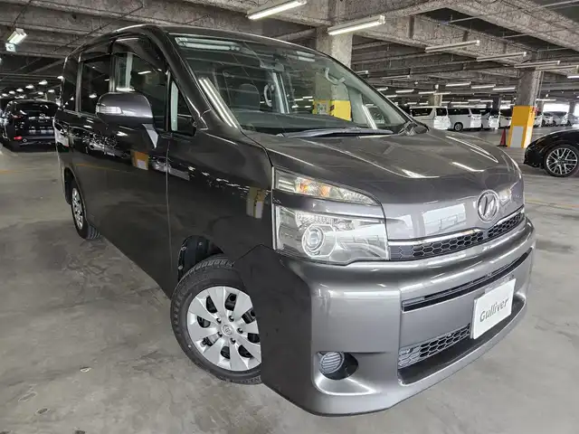 トヨタ ヴォクシー X Lエディション 宮崎県 2011(平23)年 5.6万km グレーメタリック 〇純正ナビ/〇地上デジタルTV（ワンセグ）/〇バックカメラ/〇パワースライドドア（片側）/〇ビルトインETC/〇HIDヘッドランプ/〇オートライト/〇左右独立オートエアコン/〇スマートエントリー/〇禁煙車