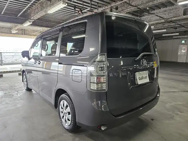トヨタ ヴォクシー X Lエディション 宮崎県 2011(平23)年 5.6万km グレーメタリック 〇純正ナビ/〇地上デジタルTV（ワンセグ）/〇バックカメラ/〇パワースライドドア（片側）/〇ビルトインETC/〇HIDヘッドランプ/〇オートライト/〇左右独立オートエアコン/〇スマートエントリー/〇禁煙車