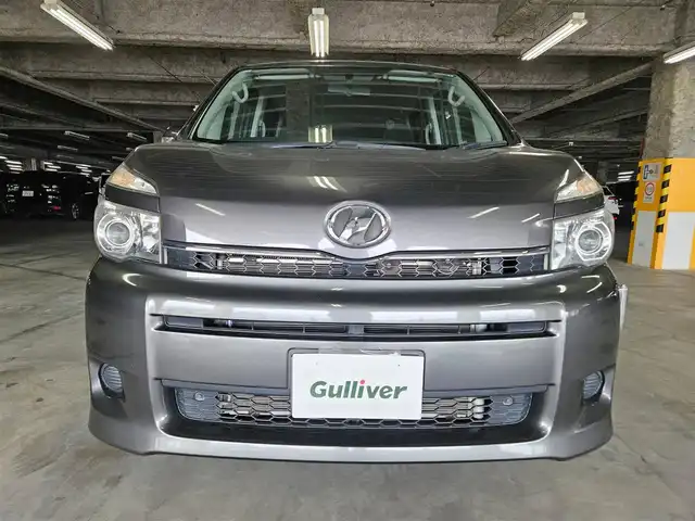 トヨタ ヴォクシー X Lエディション 宮崎県 2011(平23)年 5.6万km グレーメタリック 〇純正ナビ/〇地上デジタルTV（ワンセグ）/〇バックカメラ/〇パワースライドドア（片側）/〇ビルトインETC/〇HIDヘッドランプ/〇オートライト/〇左右独立オートエアコン/〇スマートエントリー/〇禁煙車