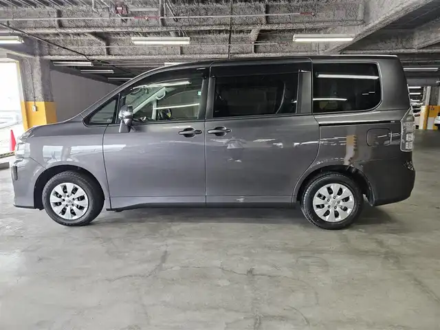 トヨタ ヴォクシー X Lエディション 宮崎県 2011(平23)年 5.6万km グレーメタリック 〇純正ナビ/〇地上デジタルTV（ワンセグ）/〇バックカメラ/〇パワースライドドア（片側）/〇ビルトインETC/〇HIDヘッドランプ/〇オートライト/〇左右独立オートエアコン/〇スマートエントリー/〇禁煙車