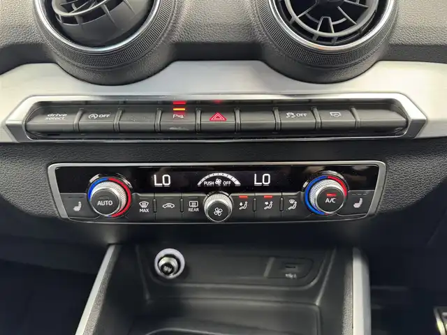 アウディ Ｑ２ 30TFSIスポーツ 愛知県 2018(平30)年 4.9万km 白 ナビ　/バックカメラ　/ＥＴＣ２．０　/クルコン　/前席シートヒーター　/パワーバックドア　/パドルシフト　/レザー調シート　/ＵＳＢ　/ＡＵＸ　/ＬＥＤライト　/オートライト　/アルミホイール　/ＣＤ　/ＤＶＤ　/スペアキー