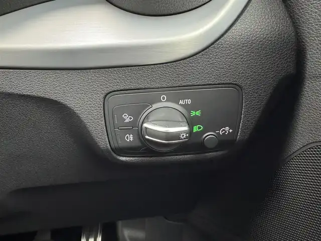 アウディ Ｑ２ 30TFSIスポーツ 愛知県 2018(平30)年 4.9万km 白 ナビ　/バックカメラ　/ＥＴＣ２．０　/クルコン　/前席シートヒーター　/パワーバックドア　/パドルシフト　/レザー調シート　/ＵＳＢ　/ＡＵＸ　/ＬＥＤライト　/オートライト　/アルミホイール　/ＣＤ　/ＤＶＤ　/スペアキー