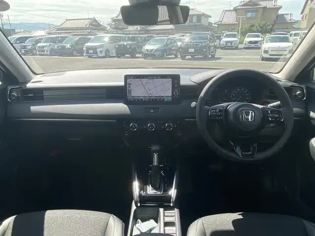 ホンダ ヴェゼル ハイブリッド e:HEV Z 熊本県 2025(令7)年 0.1千km クリスタルブラックパール 保証書/純正ナビ付ディスプレイオーディオ/AM/FM/Bluetooth/AppleCarPlay/AndroidAuto/・バックカメラ/・フルセグTV/・ビルトインETC2.0/ホンダセンシング/クルーズコントロール（追従あり）/ABS/横滑り防止装置/コーナーセンサー（前後）/レーンキープアシスト/盗難防止装置/衝突被害軽減システム/踏み間違い衝突軽減システム/ブラインドスポットインフォメーション/パワーバックドア/ハーフレザーシート/・シートヒーター（D/N)/純正革巻きステアリング/・ステアリングスイッチ/・ステアリングパドル/・ステアリングヒーター/・プッシュスタート/スマートキー/・スペアキー/LEDヘッドライト/・フォグランプ/・オートライト/電動格納ミラー/・ウィンカーミラー/置くだけ充電/電子パーキング/ブレーキホールド/純正アルミホイール