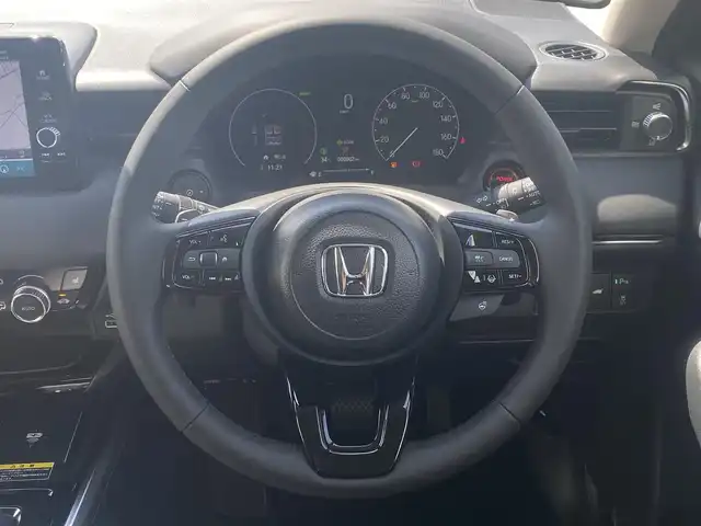 ホンダ ヴェゼル ハイブリッド e:HEV Z 熊本県 2025(令7)年 0.1千km クリスタルブラックパール 保証書/純正ナビ付ディスプレイオーディオ/AM/FM/Bluetooth/AppleCarPlay/AndroidAuto/・バックカメラ/・フルセグTV/・ビルトインETC2.0/ホンダセンシング/クルーズコントロール（追従あり）/ABS/横滑り防止装置/コーナーセンサー（前後）/レーンキープアシスト/盗難防止装置/衝突被害軽減システム/踏み間違い衝突軽減システム/ブラインドスポットインフォメーション/パワーバックドア/ハーフレザーシート/・シートヒーター（D/N)/純正革巻きステアリング/・ステアリングスイッチ/・ステアリングパドル/・ステアリングヒーター/・プッシュスタート/スマートキー/・スペアキー/LEDヘッドライト/・フォグランプ/・オートライト/電動格納ミラー/・ウィンカーミラー/置くだけ充電/電子パーキング/ブレーキホールド/純正アルミホイール