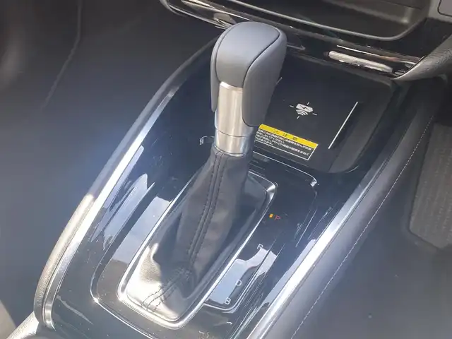 ホンダ ヴェゼル ハイブリッド e:HEV Z 熊本県 2025(令7)年 0.1千km クリスタルブラックパール 保証書/純正ナビ付ディスプレイオーディオ/AM/FM/Bluetooth/AppleCarPlay/AndroidAuto/・バックカメラ/・フルセグTV/・ビルトインETC2.0/ホンダセンシング/クルーズコントロール（追従あり）/ABS/横滑り防止装置/コーナーセンサー（前後）/レーンキープアシスト/盗難防止装置/衝突被害軽減システム/踏み間違い衝突軽減システム/ブラインドスポットインフォメーション/パワーバックドア/ハーフレザーシート/・シートヒーター（D/N)/純正革巻きステアリング/・ステアリングスイッチ/・ステアリングパドル/・ステアリングヒーター/・プッシュスタート/スマートキー/・スペアキー/LEDヘッドライト/・フォグランプ/・オートライト/電動格納ミラー/・ウィンカーミラー/置くだけ充電/電子パーキング/ブレーキホールド/純正アルミホイール