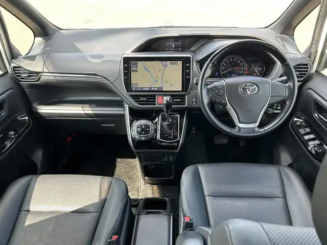 トヨタ エスクァイア Gi 岡山県 2018(平30)年 3.6万km ホワイトパールクリスタルシャイン 純正10インチナビ　NSZN-W68T/フルセグTV、Bluetooth、CD、DVD、AM、FM/純正12.1インチフリップダウンモニター/バックカメラ/前席シートヒーター/両側パワースライドドア/ビルトインETC/クルーズコントロール/純正前方ドライブレコーダー/シートバックテーブル/ロールサンシェード/LEDヘッドランプ/スーパーUVカット・IRカット機能ガラス/リアオートエアコン/トヨタセーフティセンス/・プリクラッシュセーフティ/・レーンディパーチャーアラート/・オートマチックハイビーム/先行車発進お知らせ機能/インテリジェントクリアランスソナー