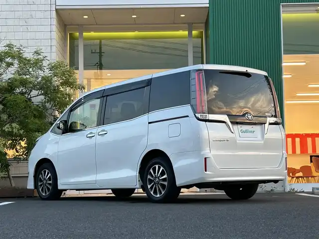 トヨタ エスクァイア Gi 岡山県 2018(平30)年 3.6万km ホワイトパールクリスタルシャイン 純正10インチナビ　NSZN-W68T/フルセグTV、Bluetooth、CD、DVD、AM、FM/純正12.1インチフリップダウンモニター/バックカメラ/前席シートヒーター/両側パワースライドドア/ビルトインETC/クルーズコントロール/純正前方ドライブレコーダー/シートバックテーブル/ロールサンシェード/LEDヘッドランプ/スーパーUVカット・IRカット機能ガラス/リアオートエアコン/トヨタセーフティセンス/・プリクラッシュセーフティ/・レーンディパーチャーアラート/・オートマチックハイビーム/先行車発進お知らせ機能/インテリジェントクリアランスソナー