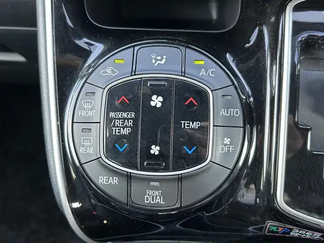 トヨタ エスクァイア Gi 岡山県 2018(平30)年 3.6万km ホワイトパールクリスタルシャイン 純正10インチナビ　NSZN-W68T/フルセグTV、Bluetooth、CD、DVD、AM、FM/純正12.1インチフリップダウンモニター/バックカメラ/前席シートヒーター/両側パワースライドドア/ビルトインETC/クルーズコントロール/純正前方ドライブレコーダー/シートバックテーブル/ロールサンシェード/LEDヘッドランプ/スーパーUVカット・IRカット機能ガラス/リアオートエアコン/トヨタセーフティセンス/・プリクラッシュセーフティ/・レーンディパーチャーアラート/・オートマチックハイビーム/先行車発進お知らせ機能/インテリジェントクリアランスソナー