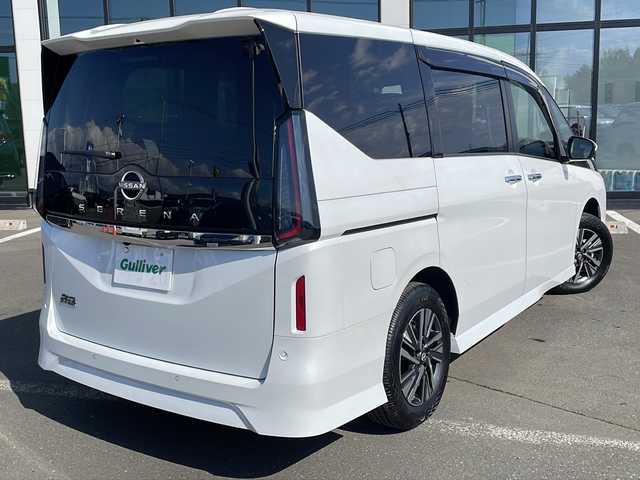 日産 セレナ ハイウェイスター V 道東・釧路十勝 2024(令6)年 3.2万km プリズムホワイト ・4WD/・カロッチェリア 8インチSDナビ/(FM・AM・フルセグ・CD・DVD・BT・AUX・iPod)/・全方位カメラ/バックカメラ/・ハンドル支援スイッチ/・両側パワースライドドア/・ハンズフリーオートスライド/・プロパイロット/・ステアリングヒーター/・前席シートヒーター/・パドルシフト/・革巻きステアリング/・ステアリングスイッチ/・ETC/・LEDヘッドライト/・フォグライト/・オートライト/・ヘッドライトレベライザー/・電格ウィンカーミラー/・ドアバイザー/・スマートキー/・プッシュスタート/・保証書/・取扱説明書