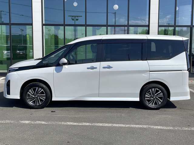 日産 セレナ ハイウェイスター V 道東・釧路十勝 2024(令6)年 3.2万km プリズムホワイト ・4WD/・カロッチェリア 8インチSDナビ/(FM・AM・フルセグ・CD・DVD・BT・AUX・iPod)/・全方位カメラ/バックカメラ/・ハンドル支援スイッチ/・両側パワースライドドア/・ハンズフリーオートスライド/・プロパイロット/・ステアリングヒーター/・前席シートヒーター/・パドルシフト/・革巻きステアリング/・ステアリングスイッチ/・ETC/・LEDヘッドライト/・フォグライト/・オートライト/・ヘッドライトレベライザー/・電格ウィンカーミラー/・ドアバイザー/・スマートキー/・プッシュスタート/・保証書/・取扱説明書