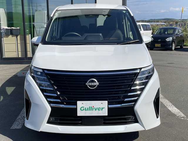 日産 セレナ ハイウェイスター V 道東・釧路十勝 2024(令6)年 3.2万km プリズムホワイト ・4WD/・カロッチェリア 8インチSDナビ/(FM・AM・フルセグ・CD・DVD・BT・AUX・iPod)/・全方位カメラ/バックカメラ/・ハンドル支援スイッチ/・両側パワースライドドア/・ハンズフリーオートスライド/・プロパイロット/・ステアリングヒーター/・前席シートヒーター/・パドルシフト/・革巻きステアリング/・ステアリングスイッチ/・ETC/・LEDヘッドライト/・フォグライト/・オートライト/・ヘッドライトレベライザー/・電格ウィンカーミラー/・ドアバイザー/・スマートキー/・プッシュスタート/・保証書/・取扱説明書