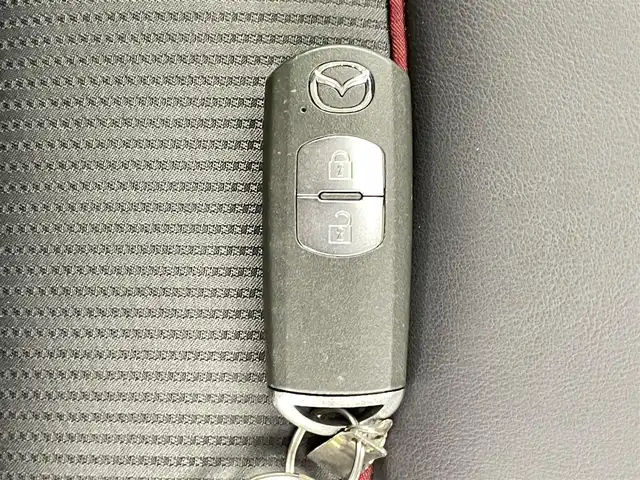 マツダ ＣＸ－３ XD 千葉県 2017(平29)年 8.8万km セラミックM 純正7型SDナビ/（AM＆FM＆CD＆DVD＆Bluetooth＆フルセグTV）/レーダークルーズコントロール/アクティブシティブレーキシステム/ブラインドスポットモニター/車線逸脱警報システム/バックカメラ/パドルシフト/ETC/アイドリングストップ/ヘッドアップディスプレイ/電動格納サイドミラー/LEDヘッドライト（オートライト付き）/ステアリングスイッチ/USBポート/12Vシガーソケット/ISOFIX/運転席シートリフター/オートエアコン/ウィンカーミラー/プッシュスタート