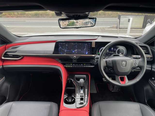 トヨタ クラウン スポーツ RS 三重県 2024(令6)年 1.8万km パールⅡ メーカーオプション/・パノラマルーフ/・バイトーン/セーフティセンス/・プリクラッシュセーフティ/・緊急時操舵支援/・フロントクロストラフィックアラート/・レーンチェンジアシスト/・レーントレーシングアシスト/・レーンディパーチャーアラート/・レーダークルーズコントロール/・アダプティブハイビームアシスト/・ロードサインアシスト/・ドライバー異常時対応システム/・プロアクティブドライビングアシスト/・発進遅れ告知機能/トヨタチームメイト/パーキングサポートブレーキ/ブラインドスポットモニター/1オーナー/モデリスタエアロ/純正12.3型ディスプレイオーディオプラス/【ナビ/フルセグTV/BT/USB/Miracast】/パノラミックビューモニター/ビルトインETC2.0/前後ドライブレコーダー/デジタルインナーミラー/カラーヘッドアップディスプレイ/おくだけ充電/パワーバックドア/レザーシート/D/N席パワーシート/D/N席シートベンチレーション/全席シートヒーター/ステアリングヒーター/オートライト/LEDヘッドランプ/235/45R21インチ純正AW/純正フロアマット